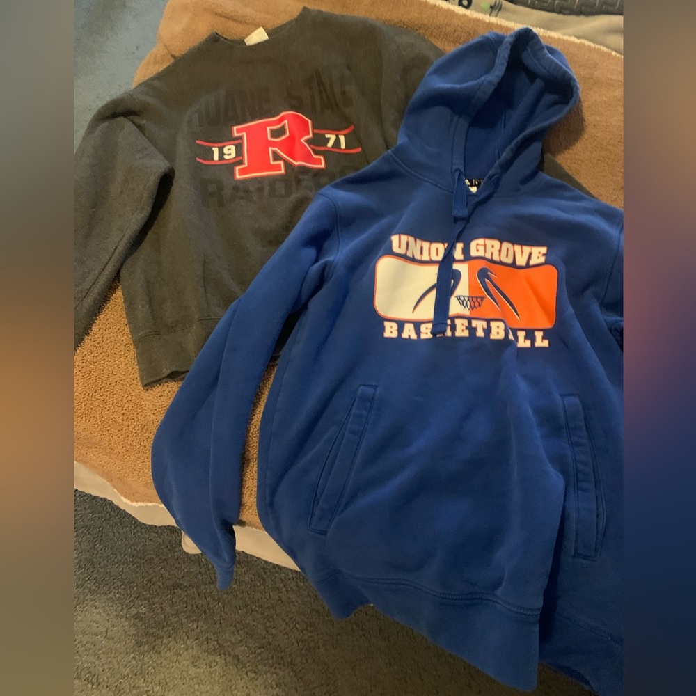 Sweatshirt lot
In great condition 
Adidas and champion brands 
Size small
